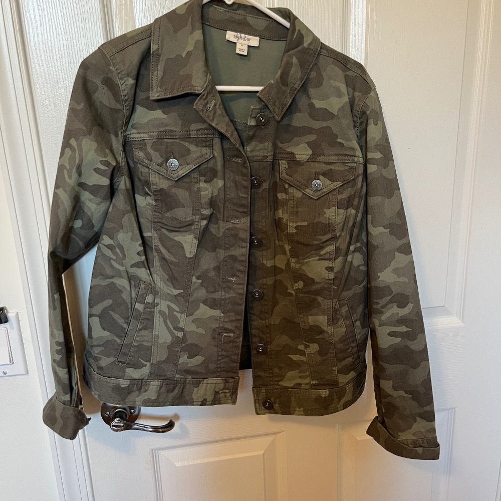 Style & Co Green Medium Camouflage Cotton Jacket. Machine washable. Petfree and